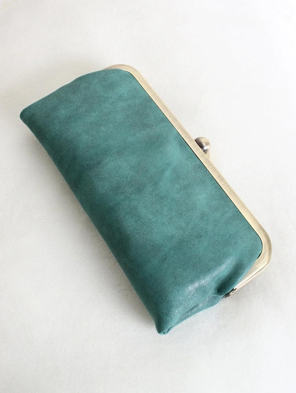 Kiss Clutch
