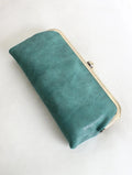 Kiss Clutch