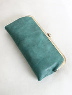 Kiss Clutch
