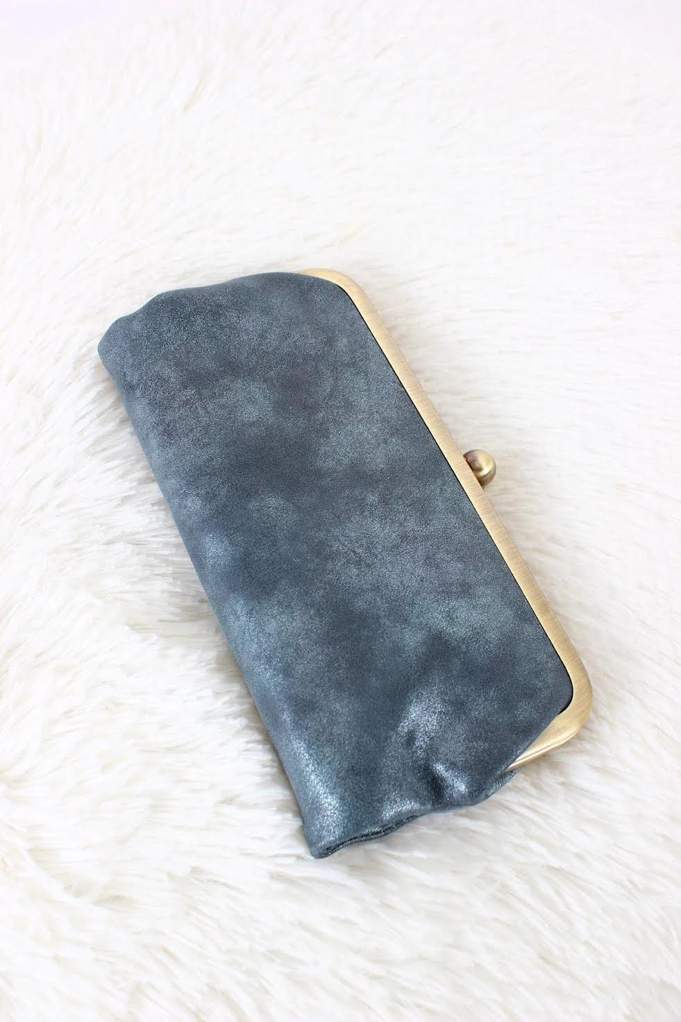 Kiss Clutch