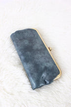 Kiss Clutch